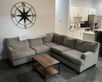 3 Bedroom Cottage with feel of being in nature. - Indian Trail - Living room