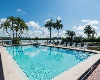 Unit 148 - 2 Bedroom 2 Bathroom Gulf Side Interior Club Condominium - Sarasota - Pool