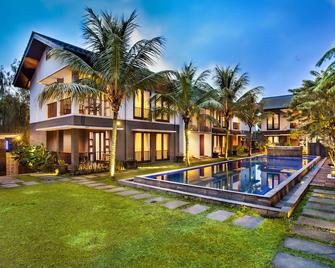 Summer Hills Hotel & Villas Bandung - Bandung - Building