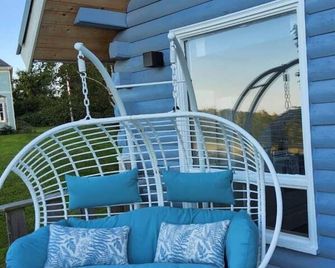 Serene Cove Retreat Blue Cottage-overseeing beautiful Montague River and and peaceful harbor - Montague - Balcón