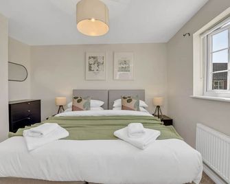 The Grange Luxe2, 5 Bedroom House,Spacious,contractor,family,Internet,free parking,group,study,relocation,easily accessible in Ipswich,Kesgrave - Ipswich - Bedroom