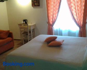 Agriturismo La Dimora Del Contadino - Mondovì - Camera da letto