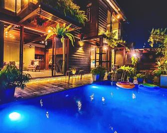 Penton45 Luxury Penthouse Apartment - Negombo - Piscina