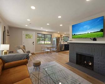 Enjoy a 11-minute drive to T-Mobile Park from this Seattle property - Seattle - Living room