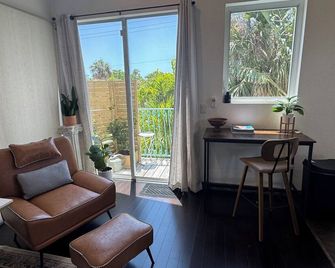 Private Tree Top studio - 1 mile to 5th Ave, all the action & Naples Beach! - Naples - Wohnzimmer