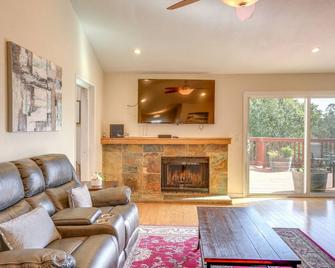 Vallejo Home with Spacious Deck, Hot Tub and Views - Vallejo - Living room