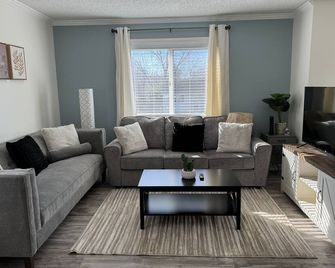 Sweet Home - Harrisonburg - Living room