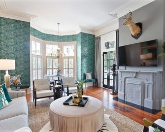 Modern Queen Anne Victorian Home - Savannah - Sala de estar