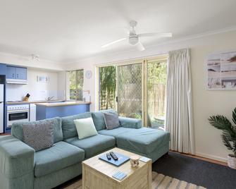 Rainbow Getaway Holiday Apartments - Rainbow Beach - Living room
