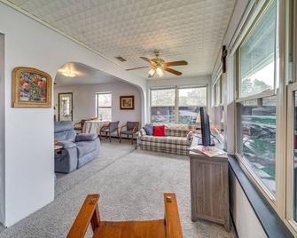 Cozy Kerrville Guest Cottage Near Guadalupe River! - Kerrville - Living room