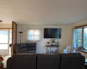 Aubrey and Denise's Hot Tub Home - Pontiac - Living room