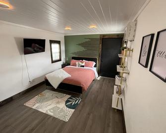 Cute weekend retreat at the winery. - Battle Ground - Bedroom