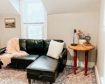 Cute 1 Bedroom Apartment Close to beaches, and downtown Manistee! - Manistee - Living room