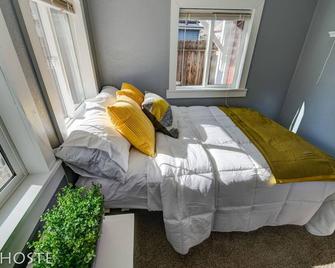 City Center Cottage Netflix, Mtns & Adventure! - Colorado Springs - Bedroom