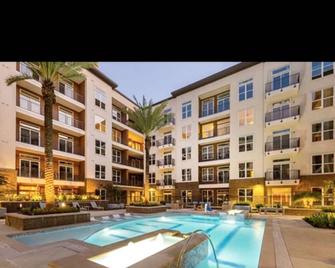 Luxury Downtown Suite With Pool And Free Parking!! - Houston - Building
