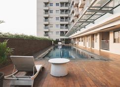 Elegant And Comfy 1Br Apartment Belmont Residence - Jakarta - Pool