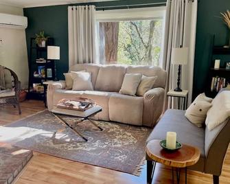 Avenue of the Giants Caraway Cottage (#3) - Miranda - Living room