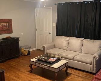 Cozy home close to downtown and minutes away from Fort Smith area! Pet-Friendly - Van Buren - Living room