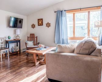 Downtown Apartments in Bar Harbor - Bar Harbor - Living room