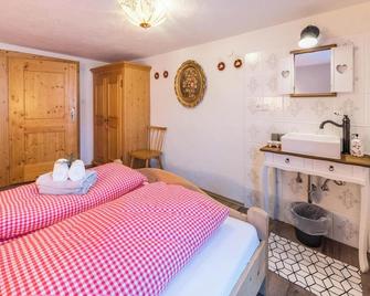 Spacious Apartment in Alpine Chalet Bergprinzessin with Mountain View - Hippach - Schlafzimmer