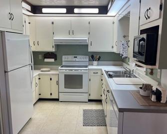 The Cottage at Steve’s Farm in Walnut Hill Fl - McDavid - Kitchen