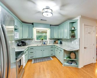 Riverfront Cuero Vacation Home w/ Spacious Deck! - Cuero - Cocina