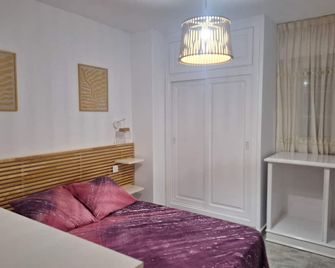 Playamar Retamar, first line of beach and urbanization with swimming pool - Retamar - Bedroom