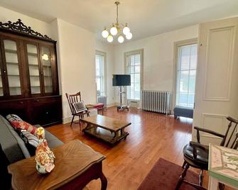 One-Of-A-Kind 2-bedroom apartment with AC, WiFi in lovely Danville - Danville - Living room