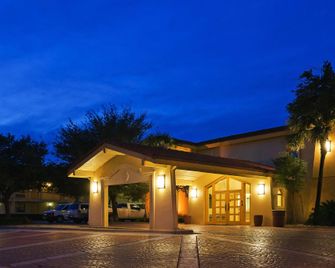 Super 8 by Wyndham Eagle Pass - Eagle Pass - Edificio