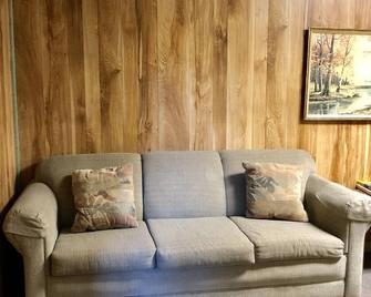 Black Hills Cabins & Motel at Quail's Crossing - Hill City - Living room