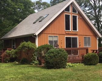 West Tisbury Home, Peaceful, Affordable, 3 Br, Near Bike Path - West Tisbury - Building