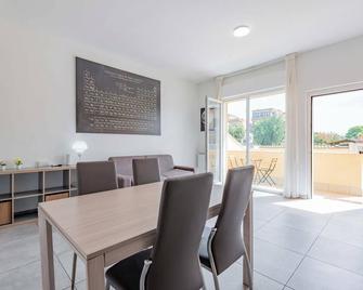 Oasi Moderna indipendente vicino all'Aeroporto Fiumicino - Fiumicino - Dining room