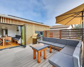 Walk to Beach - House Kitsune in Oceanside! - Oceanside - Balcón