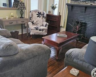 The Stake at Chestnut Place - Greenville - Living room