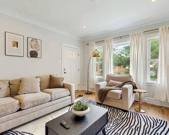 Whispering Oaks Retreat - Forest Park - Living room
