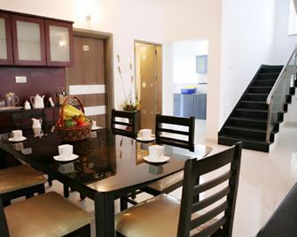 Swarna Sudarshan Service Apartments - Pallāvaram - Dining room