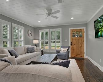 Upscale Home With Pool and Firepit - Close to Mercer St! - Dripping Springs - Living room