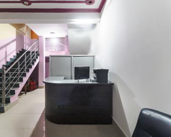 OYO 808825 Hotel Raj - Muzaffarpur - Front desk
