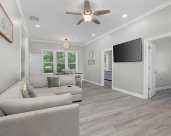 New Listing The Blue Farm House - Atoka - Living room