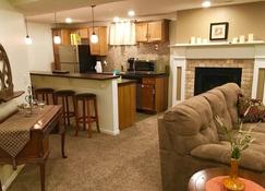 Comfortable Apartment in Northwest Omaha - Omaha - Kitchen