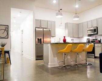 Penn Street Retreat - Lawrence - Kitchen