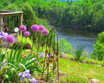 Family Friendly Hilltop House In Putney Vermont - Putney - Vista del exterior