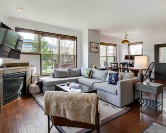 Mtn Views & Fireplace: Stunning Dillon Townhome! - Dillon - Living room