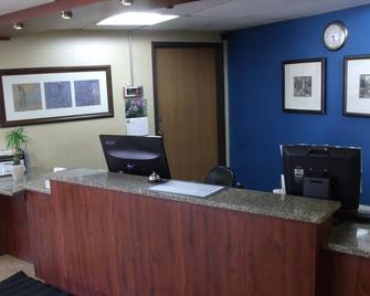 Relax Inn - Davenport - Front desk