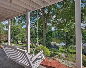 Charming Hanoverton Cottage on Guilford Lake! - Lisbon - Patio