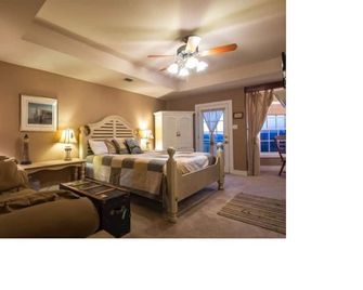 Equinox Inn at Biscuit Hill - Canyon Lake - Bedroom