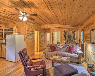 Mountain View Cabin w/ Wraparound Deck! - Mountain View - Вітальня