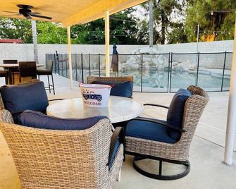 Spacious 3-bedroom house with pool in a peaceful area in Bakersfield. - Bakersfield - Patio