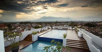 Ascent Hotel & Cafe Malang - Malang