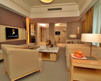 Weihai Haiyue Jianguo Hotel - Weihai - Living room